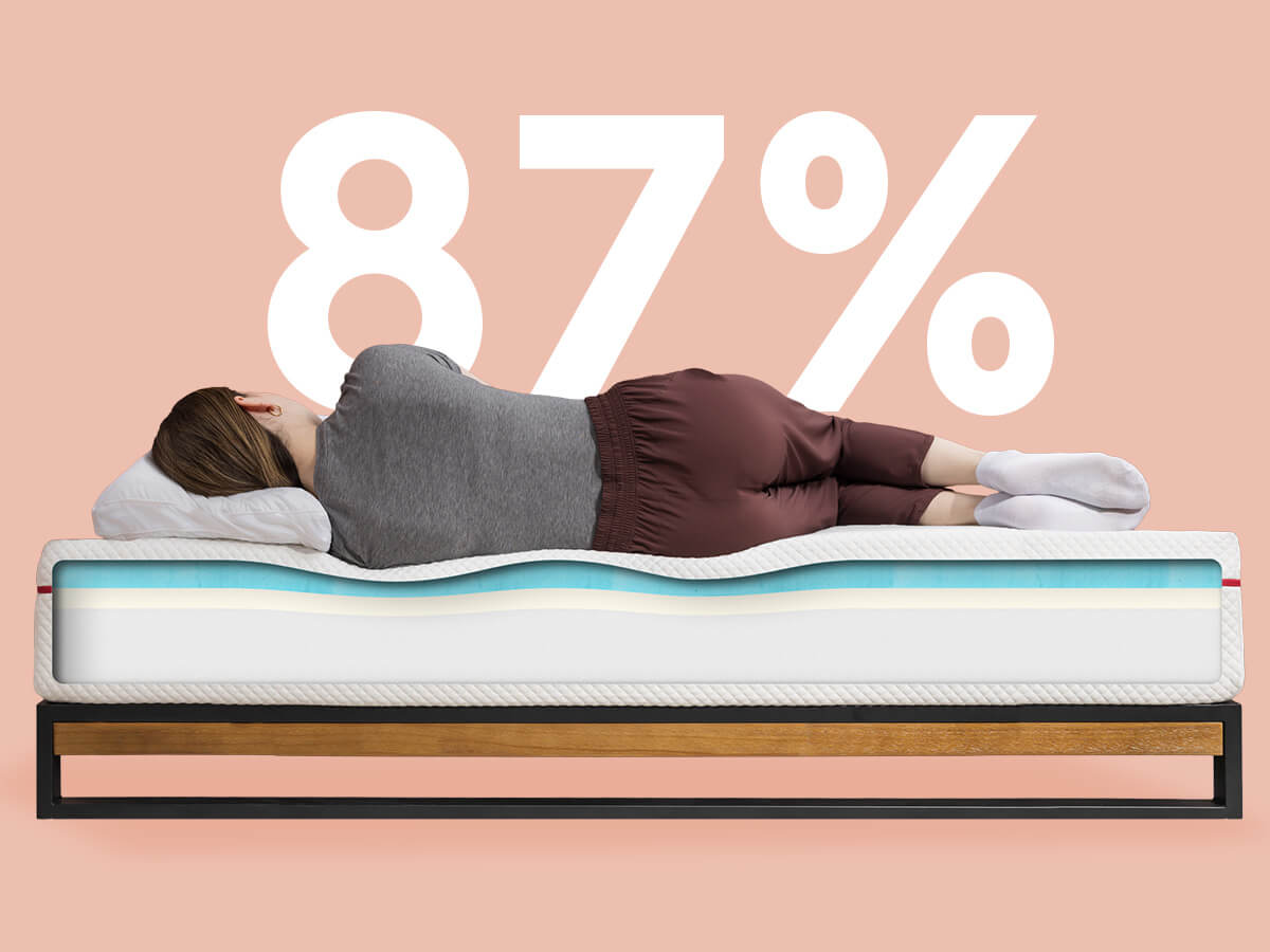 A woman with good posture lies down on a supportive Douglas mattress