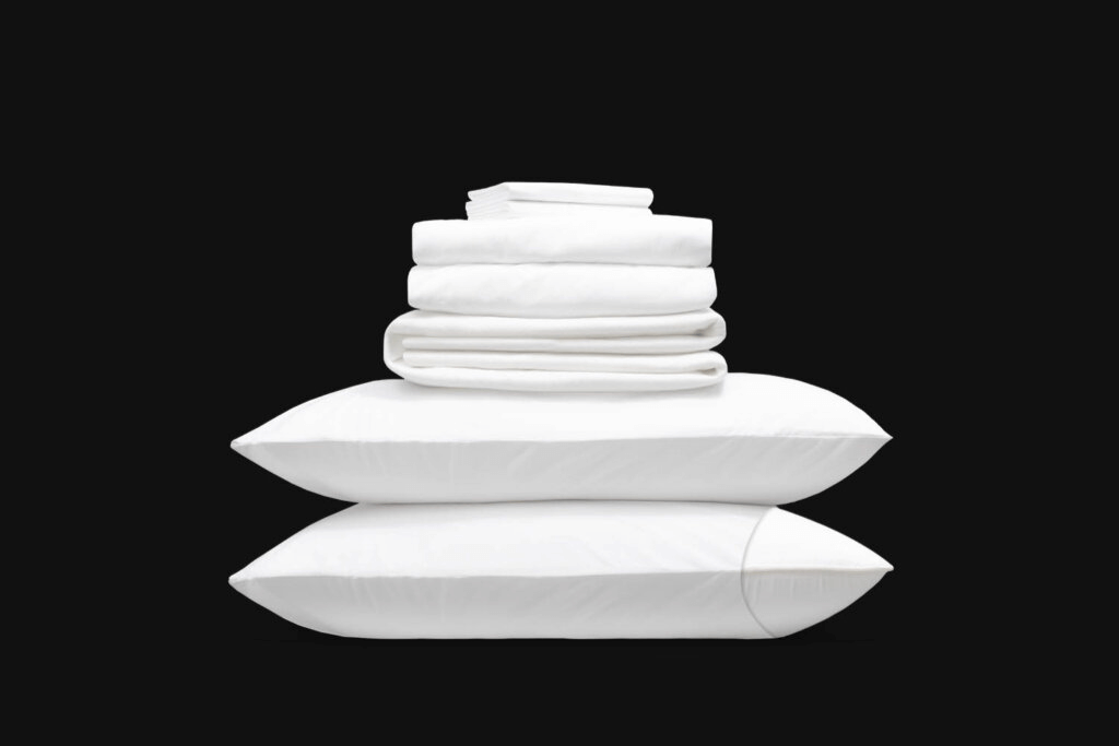 L'ensemble de sommeil douillet Douglas comprend des oreillers gratuits, des prot&egrave;ge-oreillers, un ensemble de draps en coton et un prot&egrave;ge-matelas.