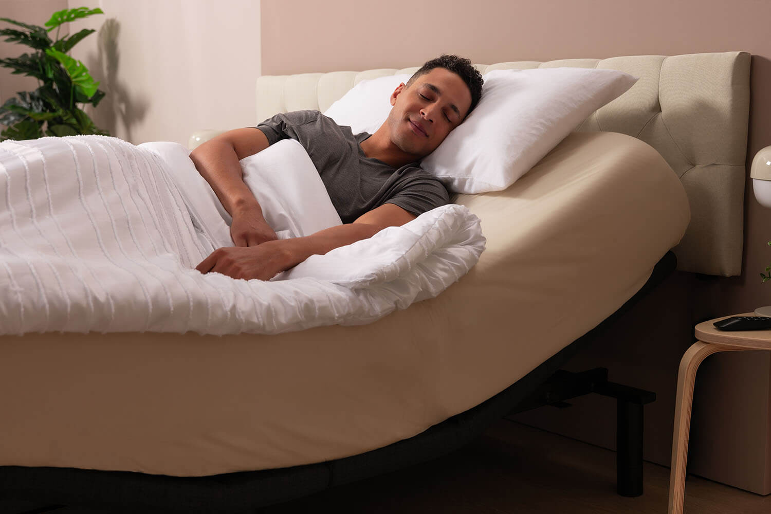 Homme reposant sur un lit ajustable incliné