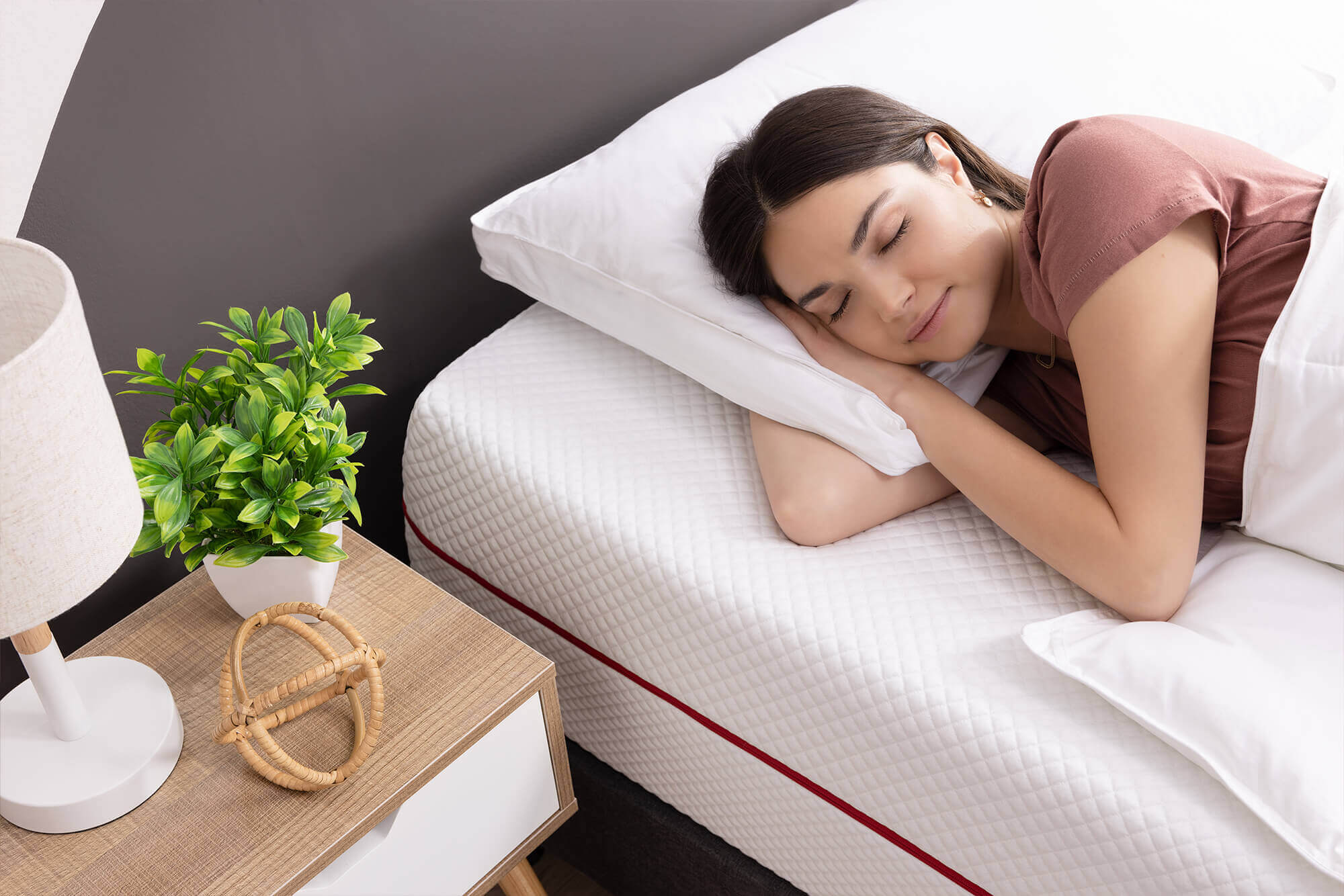 Une femme dort paisiblement sur le matelas Douglas Sommet.