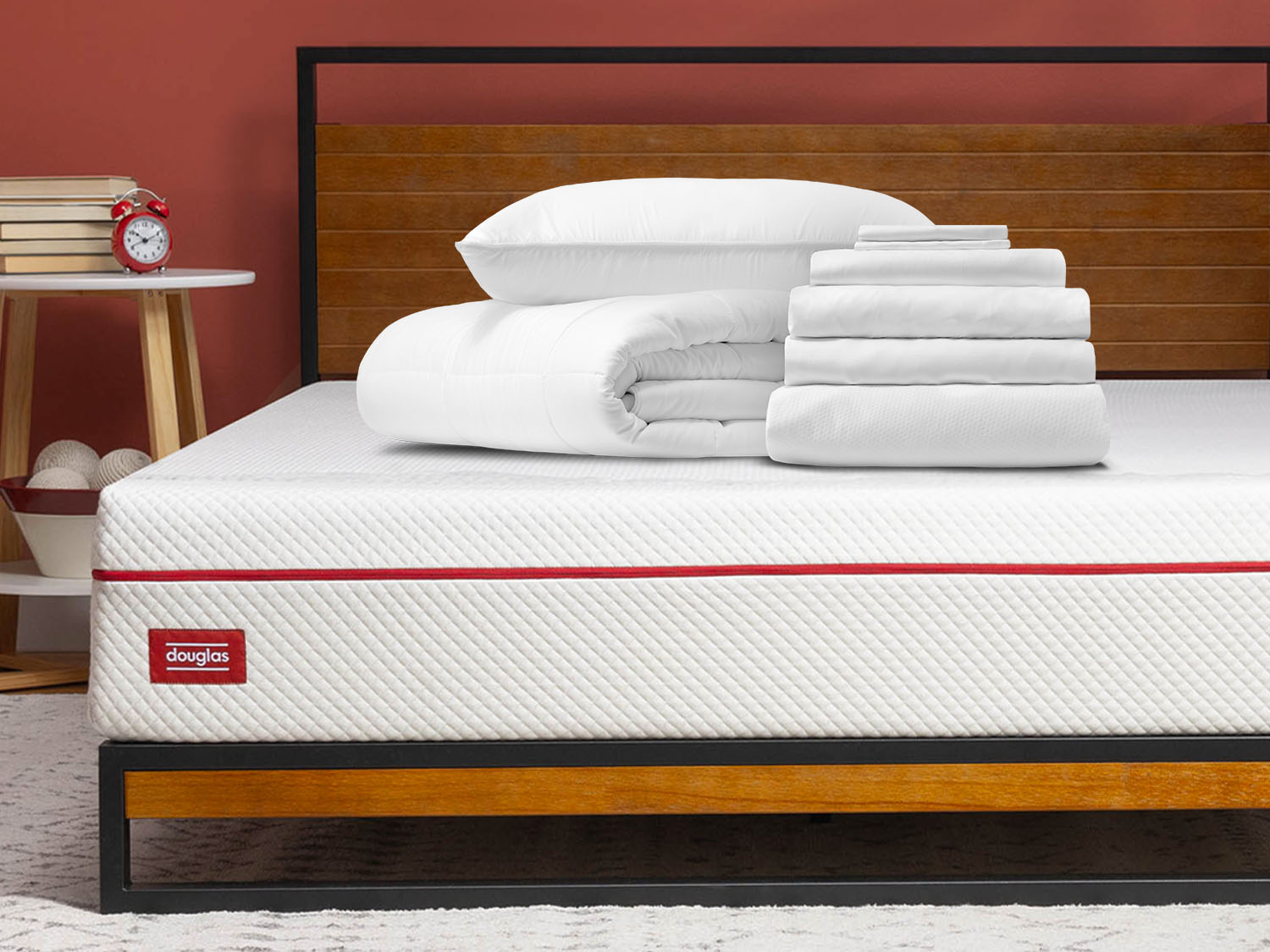 Éléments de l'ensemble de sommeil douillet ainsi qu'un couette de duvet et housse de couette sur un matelas Douglas