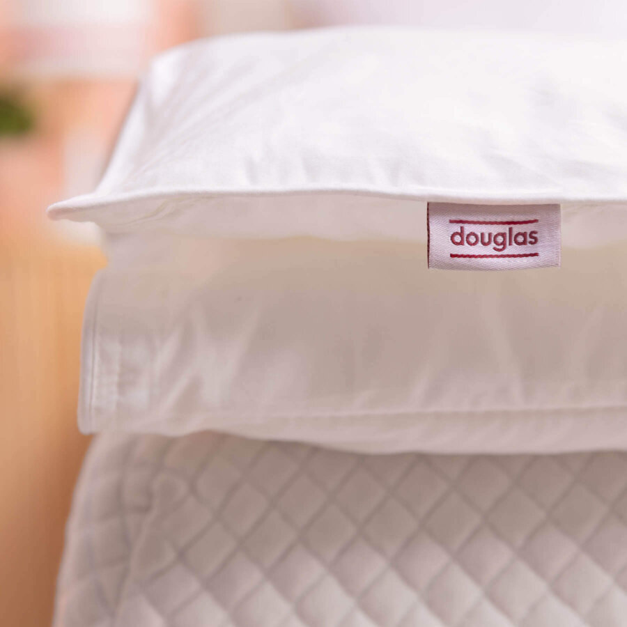 Close-up look at the tabel on a Douglas Down Alternative Duvet